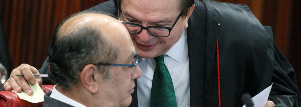 A certa altura do primeiro dos três dias de julgamento da chapa Dilma-Temer, o presidente do TSE, Gilmar Mendes contou uma história ilustrativa. Disse ter ouvido comentários de que, em encontros internacionais, magistrados de outros países mostram-se preocupados com o excesso de cassações no Brasil: “Vocês estão cassando mais que os militares na ditadura”, dizem eles. Ao que o corregedor e relator da matéria, Herman Benjamin retrucou, sem perder a elegância: "A diferença é que a ditadura cassava quem era a favor da democracia e nós cassamos quem é contra. São coisas diferentes"; leia o artigo de Alex Solnik (Foto: Alex Solnik) A certa altura do primeiro dos três dias de julgamento da chapa Dilma-Temer, o presidente do TSE, Gilmar Mendes contou uma história ilustrativa. Disse ter ouvido comentários de que, em encontros internacionais, magistrados de outros países mostram-se preocupados com o excesso de cassações no Brasil: “Vocês estão cassando mais que os militares na ditadura”, dizem eles. Ao que o corregedor e relator da matéria, Herman Benjamin retrucou, sem perder a elegância: "A diferença é que a ditadura cassava quem era a favor da democracia e nós cassamos quem é contra. São coisas diferentes"; leia o artigo de Alex Solnik