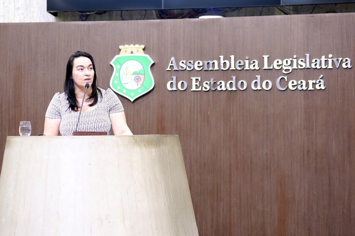 Em uma sessão especialmente aberta para seu pronunciamento, a deputada estadual Dra. Silvana ocupou a tribuna da Assembleia Legislativa, na manhã de hoje (18), para afirmar que não vai ser fácil expulsá-la do partido. A deputada recebeu oficialmente, ontem (17), uma notificação do Conselho de Ética do PMDB do Ceará. O partido iniciou o processo de expulsão dos três deputados da sigla que votaram a favor da extinção do Tribunal de Contas do Município. A deputada afirmou que irá comparecer ao Conselho de Ética e cumprirá todos os prazos, mas foi incisiva: "vocês vão ter primeiro que chamar pra conversar. Não é assim não..." (Foto: Fatima 247) Em uma sessão especialmente aberta para seu pronunciamento, a deputada estadual Dra. Silvana ocupou a tribuna da Assembleia Legislativa, na manhã de hoje (18), para afirmar que não vai ser fácil expulsá-la do partido. A deputada recebeu oficialmente, ontem (17), uma notificação do Conselho de Ética do PMDB do Ceará. O partido iniciou o processo de expulsão dos três deputados da sigla que votaram a favor da extinção do Tribunal de Contas do Município. A deputada afirmou que irá comparecer ao Conselho de Ética e cumprirá todos os prazos, mas foi incisiva: "vocês vão ter primeiro que chamar pra conversar. Não é assim não..."