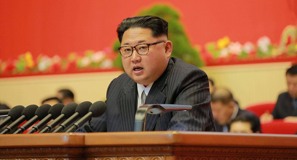 O norte-coreano de 33 anos tem, aparentemente, tanto medo de ser assassinado que recuou de aparições públicas, de acordo com a principal agência de espionagem da Coreia do Sul; Kim mudou suas rotinas de viagem, atribuiu seus principais comandantes para investigar possíveis "operações de decapitação" e até mesmo desistiu de andar em seu próprio carro, um vistoso Mercedes-Benz, com medo de dar a assassinos sombrios a oportunidade que aparentemente esperavam, disse um parlamentar sul-coreano ao jornal The Korea Times após uma sessão com o Serviço Nacional de Inteligência (NIS) (Foto: José Barbacena) O norte-coreano de 33 anos tem, aparentemente, tanto medo de ser assassinado que recuou de aparições públicas, de acordo com a principal agência de espionagem da Coreia do Sul; Kim mudou suas rotinas de viagem, atribuiu seus principais comandantes para investigar possíveis "operações de decapitação" e até mesmo desistiu de andar em seu próprio carro, um vistoso Mercedes-Benz, com medo de dar a assassinos sombrios a oportunidade que aparentemente esperavam, disse um parlamentar sul-coreano ao jornal The Korea Times após uma sessão com o Serviço Nacional de Inteligência (NIS)