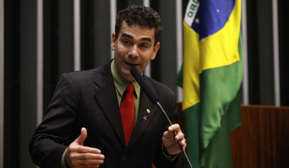 O deputado federal mineiro Padre João (PT) parabenizou a Primeira Turma do Supremo Tribunal Federal (STF), que por 3 votos a 2 determinou o afastamento do senador Aécio Neves do mandato e seu recolhimento noturno em casa; "Até que enfim. Não se trata de algo que eu tenha contra o Aécio, mas é o Aécio que está em conflito com a lei, e não é de hoje", diz Padre João; Aécio foi denunciado pelos crimes de corrupção passiva e obstrução à Justiça, mas o Supremo negou pedido de prisão feito pela Procuradoria Geral da República; Padre João acredita que o senador "só não foi preso porque é do PSDB" (Foto: Romulo Faro) O deputado federal mineiro Padre João (PT) parabenizou a Primeira Turma do Supremo Tribunal Federal (STF), que por 3 votos a 2 determinou o afastamento do senador Aécio Neves do mandato e seu recolhimento noturno em casa; "Até que enfim. Não se trata de algo que eu tenha contra o Aécio, mas é o Aécio que está em conflito com a lei, e não é de hoje", diz Padre João; Aécio foi denunciado pelos crimes de corrupção passiva e obstrução à Justiça, mas o Supremo negou pedido de prisão feito pela Procuradoria Geral da República; Padre João acredita que o senador "só não foi preso porque é do PSDB"