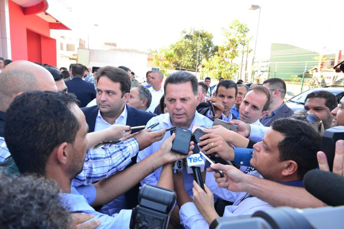 O governador Marconi Perillo afirmou, em Anápolis, durante a inclusão do município no Programa Passe Livre Estudantil Universal (PLE), que o Brasil precisa reconquistar a estabilidade política para voltar a crescer e a gerar empregos; “Nesse momento, o que a gente precisa é o Brasil funcionando, se estabilizar, gerar empregos”, disse o governador, em entrevista coletiva, quando perguntado sobre o resultado da votação da Câmara dos Deputados na denúncia contra Michel Temer; “O Brasil está cansado de crise. Crise moral, ética, econômica, política, indecisão”, frisou; “Se tiver que ser processado, ele será processado” (Foto: Leonardo Lucena) O governador Marconi Perillo afirmou, em Anápolis, durante a inclusão do município no Programa Passe Livre Estudantil Universal (PLE), que o Brasil precisa reconquistar a estabilidade política para voltar a crescer e a gerar empregos; “Nesse momento, o que a gente precisa é o Brasil funcionando, se estabilizar, gerar empregos”, disse o governador, em entrevista coletiva, quando perguntado sobre o resultado da votação da Câmara dos Deputados na denúncia contra Michel Temer; “O Brasil está cansado de crise. Crise moral, ética, econômica, política, indecisão”, frisou; “Se tiver que ser processado, ele será processado”