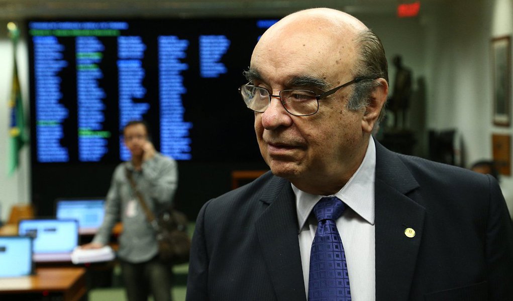 Deputado Bonifácio de Andrada (PSDB-MG), relator da segunda denúncia por organização criminosa e obstrução de Justiça contra Michel Temer, disse que não atuou como líder do governo ao proferir parecer contrário à admissibilidade da acusação contra o peemedebista; "Eu sou relator, não sou líder do governo não. Eu sou membro desta comissão e esta comissão me nomeou relator e como relator eu tenho que agir de acordo com as exigências desta comissão, que são exigências jurídicas. Não me cabe aqui defender o governo de Michel Temer", afirmou (Foto: Paulo Emílio) Deputado Bonifácio de Andrada (PSDB-MG), relator da segunda denúncia por organização criminosa e obstrução de Justiça contra Michel Temer, disse que não atuou como líder do governo ao proferir parecer contrário à admissibilidade da acusação contra o peemedebista; "Eu sou relator, não sou líder do governo não. Eu sou membro desta comissão e esta comissão me nomeou relator e como relator eu tenho que agir de acordo com as exigências desta comissão, que são exigências jurídicas. Não me cabe aqui defender o governo de Michel Temer", afirmou