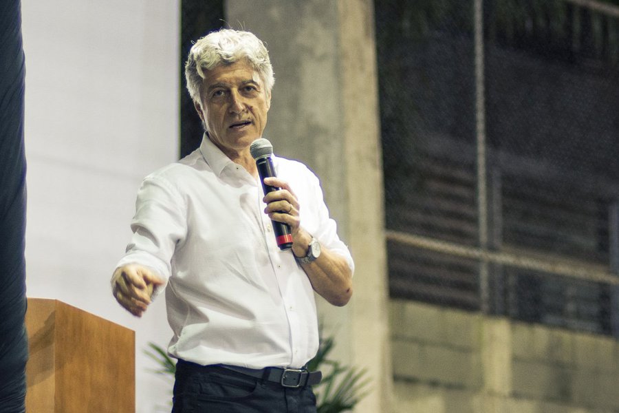 Jornalista investigativo Caco Barcellos critica a cobertura jornalística da Operação Lava Jato, e avalia que a mídia tem se limitado a "reproduzir" a versão dos fatos repassada pelo Ministério Público; "A gente não trabalha com cobertura de política porque a gente não gosta de 'blá, blá, blá'. Tudo que está em torno disso envolve o trabalho do Ministério Público. Não tem trabalho efetivo dos jornalistas. Os jornalistas reproduzem o que os promotores fazem", diz Caco (Foto: Romulo Faro) Jornalista investigativo Caco Barcellos critica a cobertura jornalística da Operação Lava Jato, e avalia que a mídia tem se limitado a "reproduzir" a versão dos fatos repassada pelo Ministério Público; "A gente não trabalha com cobertura de política porque a gente não gosta de 'blá, blá, blá'. Tudo que está em torno disso envolve o trabalho do Ministério Público. Não tem trabalho efetivo dos jornalistas. Os jornalistas reproduzem o que os promotores fazem", diz Caco