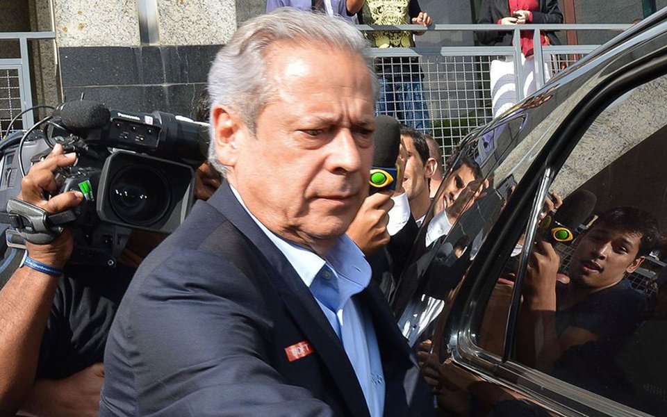 Em artigo para o Blog Nocaute, o ex-ministro José Dirceu explica porque os brasileiros pagam juros sobre juros, alimentando assim "a maior e mais escandalosa concentração de renda, apropriada de 90% de brasileiros pelos bancos e financeiras"; "Os resultados mostram que, de 2010 a 2015, pagamos R$ 1,287 trilhão de juros da dívida interna. Começamos a pagar R$ 125 bilhões de juros em 2010 e continuamos pagando cada vez mais – R$ 181 bilhões em 2011, R$ 147 bilhões em 2012, R$ 186 bilhões em 2013, R$ 251 bilhões em 2014 e R$ 397 bilhões em 2015", afirma Dirceu (Foto: José Barbacena) Em artigo para o Blog Nocaute, o ex-ministro José Dirceu explica porque os brasileiros pagam juros sobre juros, alimentando assim "a maior e mais escandalosa concentração de renda, apropriada de 90% de brasileiros pelos bancos e financeiras"; "Os resultados mostram que, de 2010 a 2015, pagamos R$ 1,287 trilhão de juros da dívida interna. Começamos a pagar R$ 125 bilhões de juros em 2010 e continuamos pagando cada vez mais – R$ 181 bilhões em 2011, R$ 147 bilhões em 2012, R$ 186 bilhões em 2013, R$ 251 bilhões em 2014 e R$ 397 bilhões em 2015", afirma Dirceu