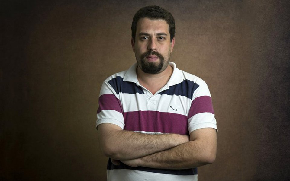 O coordenador do Movimento dos Trabalhadores Sem Teto, Guilherme Boulos, avalia que "o Congresso não tem autoridade moral para conduzir uma eleição indireta. Independentemente de quem fosse eleito. Qualquer sucessão que não passe pelo voto popular vai manter a instabilidade. Não há forma de buscar uma saída sem chamar o povo a decidir. Partiríamos para um nível de radicalização extremamente perigoso"; o ativista diz que "a eleição direta é o único caminho para se começar a resolver os problemas, não a solução definitiva" (Foto: Leonardo Lucena) O coordenador do Movimento dos Trabalhadores Sem Teto, Guilherme Boulos, avalia que "o Congresso não tem autoridade moral para conduzir uma eleição indireta. Independentemente de quem fosse eleito. Qualquer sucessão que não passe pelo voto popular vai manter a instabilidade. Não há forma de buscar uma saída sem chamar o povo a decidir. Partiríamos para um nível de radicalização extremamente perigoso"; o ativista diz que "a eleição direta é o único caminho para se começar a resolver os problemas, não a solução definitiva"