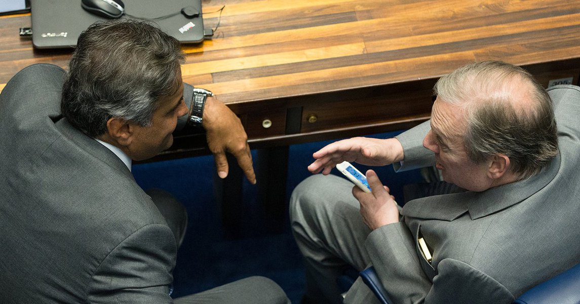 "Ninguém bateu panelas mas o desgaste do PSDB com a salvação do mandato de Aécio Neves bateu fundo no partido, que saudou o retornante com a defesa de sua renúncia definitiva à presidência da sigla", diz a jornalista Tereza Cruvinel, colunista do 247 sobre a repercussão da decisão do Senado que devolveu o mandato a principal articular do golpe; "Com uma taxa zero de coerência, os tucanos não convencerão seus eleitores ou simpatizantes de que falam sério quando, depois votarem unidos contra a punição imposta a Aécio, pedem que ele deixe a presidência do partido. Como pode Tasso dizer que ele "não tem condições" de presidir a sigla se toda a bancada achou que ele tinha condições para continuar exercendo o mandato, livre das imposições do STF?", questiona (Foto: Tereza Cruvinel) "Ninguém bateu panelas mas o desgaste do PSDB com a salvação do mandato de Aécio Neves bateu fundo no partido, que saudou o retornante com a defesa de sua renúncia definitiva à presidência da sigla", diz a jornalista Tereza Cruvinel, colunista do 247 sobre a repercussão da decisão do Senado que devolveu o mandato a principal articular do golpe; "Com uma taxa zero de coerência, os tucanos não convencerão seus eleitores ou simpatizantes de que falam sério quando, depois votarem unidos contra a punição imposta a Aécio, pedem que ele deixe a presidência do partido. Como pode Tasso dizer que ele "não tem condições" de presidir a sigla se toda a bancada achou que ele tinha condições para continuar exercendo o mandato, livre das imposições do STF?", questiona