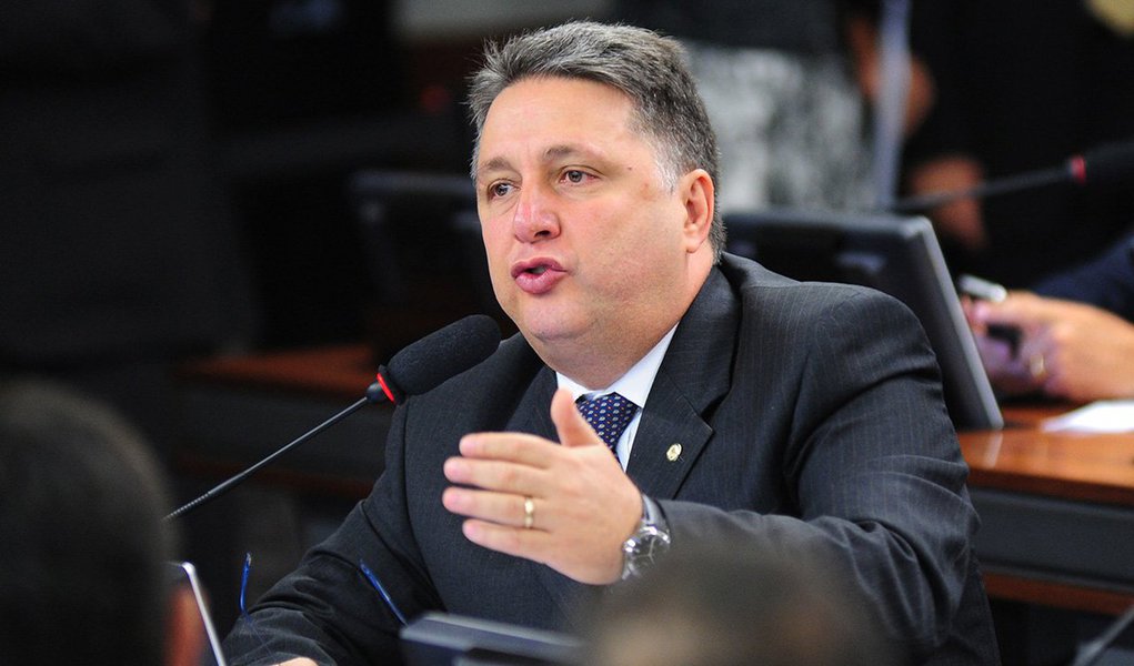 A defesa de Anthony Garotinho diz em nota que o alvará de soltura do ex-governador não foi integralmente cumprido na noite desta quarta-feira, "uma vez que a tornozeleira eletrônica não foi ainda retirada como determinara o TSE" (Foto: Romulo Faro) A defesa de Anthony Garotinho diz em nota que o alvará de soltura do ex-governador não foi integralmente cumprido na noite desta quarta-feira, "uma vez que a tornozeleira eletrônica não foi ainda retirada como determinara o TSE"