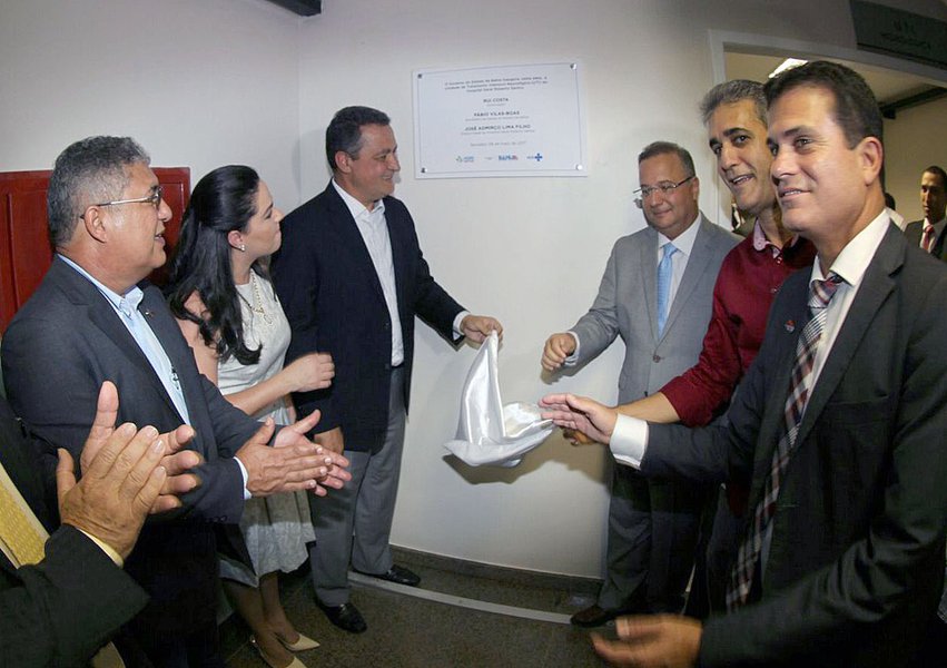 O governador Rui Costa entregou nesta segunda-feira (8) a reforma da unidade de bioimagem e a nova Unidade de Terapia Intensiva (UTI) Neurológica do Hospital Geral Roberto Santos (HGRS), em Salvador; com investimento de R$ 13 milhões, a unidade de bioimagem passou por total readequação, com a aquisição de equipamentos de alta tecnologia; "É uma unidade moderna. Ela tem o primeiro tomógrafo do Nordeste com 256 canais, com mais precisão e rapidez, possibilitando a realização de mais exames e com um nível de detalhamento muito maior. Com a PPP de Imagem, estamos modernizando os centros de imagem dos hospitais públicos da Bahia. Com isso, aumentamos a performance das cirurgias, tendo mais chances de cura, pois melhoramos o nível de detalhamento das imagens e do diagnóstico", afirmou Rui (Foto: Romulo Faro) O governador Rui Costa entregou nesta segunda-feira (8) a reforma da unidade de bioimagem e a nova Unidade de Terapia Intensiva (UTI) Neurológica do Hospital Geral Roberto Santos (HGRS), em Salvador; com investimento de R$ 13 milhões, a unidade de bioimagem passou por total readequação, com a aquisição de equipamentos de alta tecnologia; "É uma unidade moderna. Ela tem o primeiro tomógrafo do Nordeste com 256 canais, com mais precisão e rapidez, possibilitando a realização de mais exames e com um nível de detalhamento muito maior. Com a PPP de Imagem, estamos modernizando os centros de imagem dos hospitais públicos da Bahia. Com isso, aumentamos a performance das cirurgias, tendo mais chances de cura, pois melhoramos o nível de detalhamento das imagens e do diagnóstico", afirmou Rui