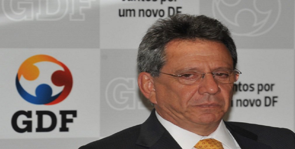 A Polícia Federal encontrou durante buscas e apreensões da Operação Panathenaico documentos que ‘aparentam ser tabelas de propinas’ com o grupo ligado ao ex-assessor de Michel Temer, Tadeu Fillipelli, com os ex-governadores do Distrito Federal José Roberto Arruda (PR) e Agnelo Queiroz (PC do B), todos suspeitos de envolvimento em fraudes e desvios de quase R$ 1 bilhão nas obras de reforma do Estádio Mané Garrincha; informação está em relatório da PF enviado à Justiça Federal com pedido de prorrogação da prisão temporária de Fillipelli, Arruda, Agnelo e mais sete investigados da Panathenaico (Foto: José Barbacena) A Polícia Federal encontrou durante buscas e apreensões da Operação Panathenaico documentos que ‘aparentam ser tabelas de propinas’ com o grupo ligado ao ex-assessor de Michel Temer, Tadeu Fillipelli, com os ex-governadores do Distrito Federal José Roberto Arruda (PR) e Agnelo Queiroz (PC do B), todos suspeitos de envolvimento em fraudes e desvios de quase R$ 1 bilhão nas obras de reforma do Estádio Mané Garrincha; informação está em relatório da PF enviado à Justiça Federal com pedido de prorrogação da prisão temporária de Fillipelli, Arruda, Agnelo e mais sete investigados da Panathenaico