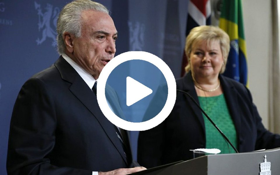 Michel Temer passou vergonha novamente em sua missão na Europa. Na manhã desta sexta-feria, 23, em Oslo, Temer ouviu da primeira-ministra Erna Solberg que a Noruega está preocupada com a operação Lava Jato preocupa e que é preciso achar uma solução para a corrupção; "Estamos muito preocupados com a Lava Jato. É importante fazer uma limpeza", disse Erna Solberg, em declaração ao lado de Temer; na chegada ao evento, Temer foi alvo de protestos; um grupo fez uma manifestação na frente ao prédio onde Temer e Erna se reuniram, exibindo cartazes pedindo respeito à democracia, aos direitos humanos e aos direitos indígenas (Foto: Aquiles Lins) Michel Temer passou vergonha novamente em sua missão na Europa. Na manhã desta sexta-feria, 23, em Oslo, Temer ouviu da primeira-ministra Erna Solberg que a Noruega está preocupada com a operação Lava Jato preocupa e que é preciso achar uma solução para a corrupção; "Estamos muito preocupados com a Lava Jato. É importante fazer uma limpeza", disse Erna Solberg, em declaração ao lado de Temer; na chegada ao evento, Temer foi alvo de protestos; um grupo fez uma manifestação na frente ao prédio onde Temer e Erna se reuniram, exibindo cartazes pedindo respeito à democracia, aos direitos humanos e aos direitos indígenas