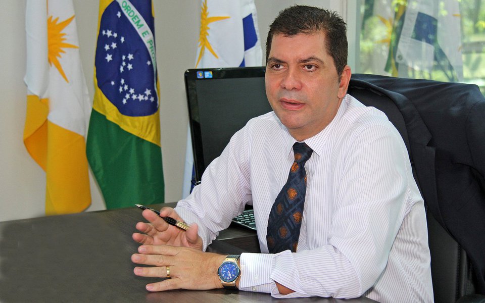 O prefeito de Palmas e pré-candidato a governador, Carlos Amastha (PSB), se reuniu com 15 dos 17 vereadores de Araguaína e, ao comentar sobre as eleições de 2018, lembrou que o estado só teve praticamente três governadores em quase 30 anos de história; Amastha afirmou aos vereadores que, ao longo de três décadas, depois de Moisés Avelino (PMDB), Marcelo Miranda (PMDB) vêm se revezando no poder. “É hora de mudar”, acrescentou (Foto: Leonardo Lucena) O prefeito de Palmas e pré-candidato a governador, Carlos Amastha (PSB), se reuniu com 15 dos 17 vereadores de Araguaína e, ao comentar sobre as eleições de 2018, lembrou que o estado só teve praticamente três governadores em quase 30 anos de história; Amastha afirmou aos vereadores que, ao longo de três décadas, depois de Moisés Avelino (PMDB), Marcelo Miranda (PMDB) vêm se revezando no poder. “É hora de mudar”, acrescentou