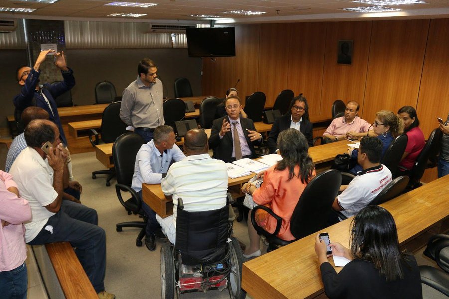 Na primeira reunião do grupo de trabalho instalado pela Comissão de Infraestrutura da Assembleia Legislativa, para avaliar a qualidade e segurança do transporte marítimo, após naufrágio que vitimou 19 pessoas na travessia Mar Grande-Salvador, a instalação de uma Comissão Parlamentar de Inquérito (CPI) foi clamor de maioria dos integrantes presentes aos deputados; presidente da comissão, o deputado Hildécio Meireles (PMDB) disse que o assunto entrará na pauta caso não haja avanço nas discussões do grupo (Foto: Romulo Faro) Na primeira reunião do grupo de trabalho instalado pela Comissão de Infraestrutura da Assembleia Legislativa, para avaliar a qualidade e segurança do transporte marítimo, após naufrágio que vitimou 19 pessoas na travessia Mar Grande-Salvador, a instalação de uma Comissão Parlamentar de Inquérito (CPI) foi clamor de maioria dos integrantes presentes aos deputados; presidente da comissão, o deputado Hildécio Meireles (PMDB) disse que o assunto entrará na pauta caso não haja avanço nas discussões do grupo