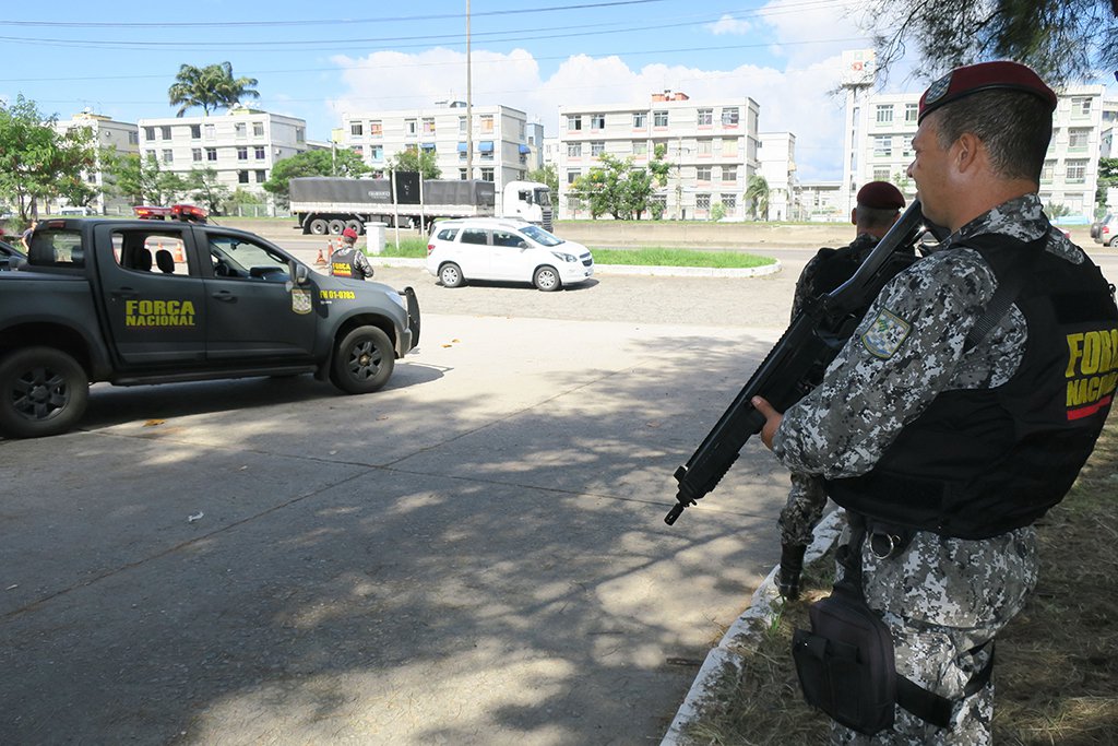 Rio de Janeiro - Agentes da Força Nacional iniciam operação de apoio e reforço à segurança no Rio de Janeiro, com foco no combate ao roubo de cargas e repressão ao crime organizado (Vladimir Platonow/Agência Brasil) (Foto: Leonardo Lucena) Rio de Janeiro - Agentes da Força Nacional iniciam operação de apoio e reforço à segurança no Rio de Janeiro, com foco no combate ao roubo de cargas e repressão ao crime organizado (Vladimir Platonow/Agência Brasil)