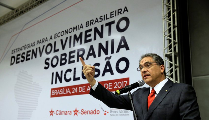 As Bancadas do PT na Câmara e no Senado entendem que, para o Brasil sair do atoleiro, é necessário adotar um conjunto de medidas que ampliem os investimentos públicos em setores estratégicos, além de manter os direitos da população nos campos trabalhista e previdenciário (Foto: Carlos Zarattini) As Bancadas do PT na Câmara e no Senado entendem que, para o Brasil sair do atoleiro, é necessário adotar um conjunto de medidas que ampliem os investimentos públicos em setores estratégicos, além de manter os direitos da população nos campos trabalhista e previdenciário