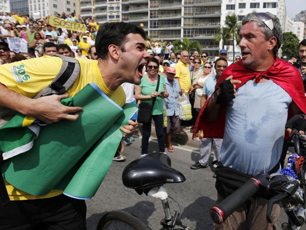 Em artigo para o Jornalistas Livres, o professor de Educação da USP Paulo Silveira diz que analisa escalada do fascismo no Brasil, desde que a presidente Dilma Rousseff foi reeleita em 2014; "Quero crer que a humanidade não toleraria um novo Holocausto, no Brasil ou em qualquer outro lugar. Ainda assim, é preocupante o uso de estratégias propagandísticas que estimulam o ódio social", afirma Silveira (Foto: Aquiles Lins) Em artigo para o Jornalistas Livres, o professor de Educação da USP Paulo Silveira diz que analisa escalada do fascismo no Brasil, desde que a presidente Dilma Rousseff foi reeleita em 2014; "Quero crer que a humanidade não toleraria um novo Holocausto, no Brasil ou em qualquer outro lugar. Ainda assim, é preocupante o uso de estratégias propagandísticas que estimulam o ódio social", afirma Silveira