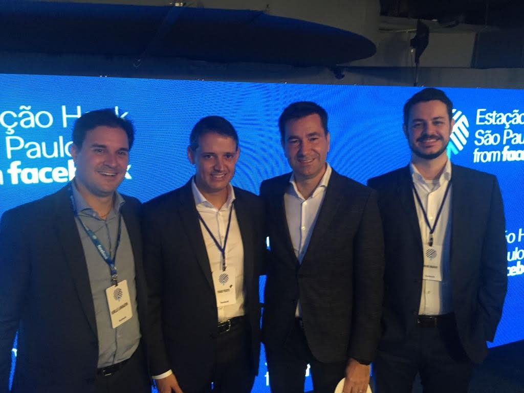 Deputado federal Thiago Peixoto (PSD-GO) participou, nesta segunda (28), do lançamento da Estação Hack Facebook, em São Paulo; trata-se da primeira iniciativa do tipo da empresa no mundo, voltada para o incentivo de jovens de baixa no mundo digital; “É uma ideia com boas perspectivas de apresentar bons resultados. Para nós, brasileiros, significa muito que uma das maiores empresas de Economia Digital do mundo tenha decidido iniciar uma ação deste tipo no Brasil”, disse o goiano, que é presidente da Frente Parlamentar de Economia Digital e Colaborativa (Foto: José Barbacena) Deputado federal Thiago Peixoto (PSD-GO) participou, nesta segunda (28), do lançamento da Estação Hack Facebook, em São Paulo; trata-se da primeira iniciativa do tipo da empresa no mundo, voltada para o incentivo de jovens de baixa no mundo digital; “É uma ideia com boas perspectivas de apresentar bons resultados. Para nós, brasileiros, significa muito que uma das maiores empresas de Economia Digital do mundo tenha decidido iniciar uma ação deste tipo no Brasil”, disse o goiano, que é presidente da Frente Parlamentar de Economia Digital e Colaborativa