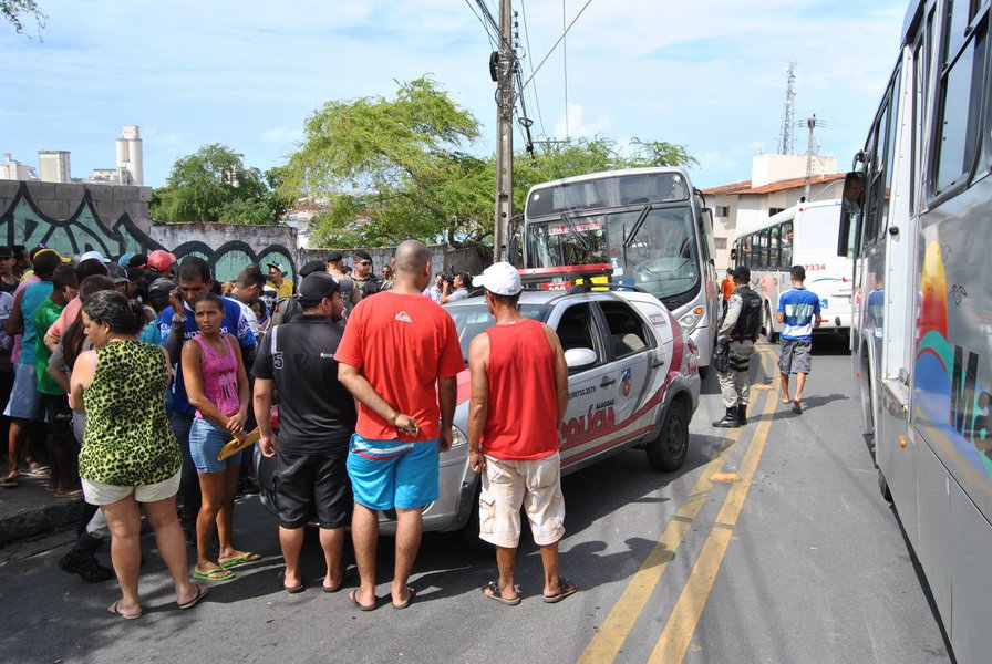 Números do governo de Alagoas mostram, pelo oitavo mês consecutivo, redução no número de assaltos em coletivos em Maceió; os dados, apresentados durante reunião com Sindicato dos Rodoviários, empresas de ônibus e a cúpula da Segurança Pública, mostra, quando comparados os nove primeiros meses de 2016 com o mesmo período deste ano, que a queda foi de 55.9%; no mês de setembro foram registrados 60 assaltos a ônibus, o que representa uma redução de 6,25% quando comparado ao mesmo mês do ano anterior (Foto: Voney Malta) Números do governo de Alagoas mostram, pelo oitavo mês consecutivo, redução no número de assaltos em coletivos em Maceió; os dados, apresentados durante reunião com Sindicato dos Rodoviários, empresas de ônibus e a cúpula da Segurança Pública, mostra, quando comparados os nove primeiros meses de 2016 com o mesmo período deste ano, que a queda foi de 55.9%; no mês de setembro foram registrados 60 assaltos a ônibus, o que representa uma redução de 6,25% quando comparado ao mesmo mês do ano anterior
