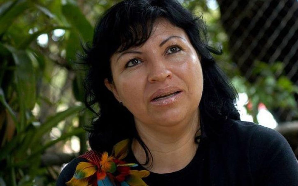 Socióloga Azelene Inácio, líder indígena Kaingang, foi indicada pelo ministro da Justiça, Osmar Serraglio, para a Diretoria de Proteção Territorial da Fundação Nacional do Índio (Funai); Azelene é funcionária de carreira da Funai e em 2007 ocupava o cargo de coordenadora-geral de Defesa dos Direitos Indígenas e foi exonerada após atuar em benefício da empresa LLX, que na época pertencia ao empresário Eike Batista, por convencer indígenas a assinar documentos onde desistiam da posse de suas terras; o marido Ubiratan de Souza Maia, foi condenado neste ano em um processo de arrendamento de terras indígenas em Santa Catarina (Foto: Paulo Emílio) Socióloga Azelene Inácio, líder indígena Kaingang, foi indicada pelo ministro da Justiça, Osmar Serraglio, para a Diretoria de Proteção Territorial da Fundação Nacional do Índio (Funai); Azelene é funcionária de carreira da Funai e em 2007 ocupava o cargo de coordenadora-geral de Defesa dos Direitos Indígenas e foi exonerada após atuar em benefício da empresa LLX, que na época pertencia ao empresário Eike Batista, por convencer indígenas a assinar documentos onde desistiam da posse de suas terras; o marido Ubiratan de Souza Maia, foi condenado neste ano em um processo de arrendamento de terras indígenas em Santa Catarina