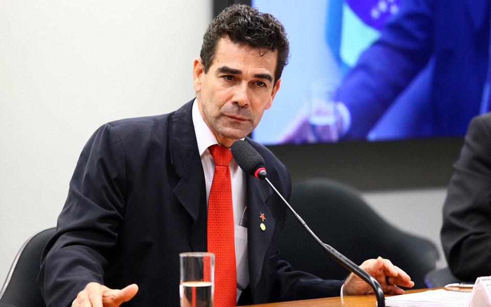 O deputado Padre João (PT-MG) criticou a decisão do STF, que negou o pedido da PGR para prender o senador Aécio Neves (PSDB-MG), mas determinou o afastamento dele do seu mandato e seu recolhimento noturno em casa; “Olha que essa denúncia ainda não é nada diante do que ocorreu na Cidade Administrativa e da lista de Furnas. Se ele não fosse do PSDB, já estaria preso há muito tempo. Ele espertamente é do PSDB, mantém-se no PSDB com suas relações com o setor da Polícia Federal, com o setor do Ministério Público, com o setor do próprio Judiciário, onde ele encontra proteção, porque a ligação dele com o tráfico de cocaína é óbvia, como também a da família Perrella, e ninguém é preso nesses episódios” (Foto: Leonardo Lucena) O deputado Padre João (PT-MG) criticou a decisão do STF, que negou o pedido da PGR para prender o senador Aécio Neves (PSDB-MG), mas determinou o afastamento dele do seu mandato e seu recolhimento noturno em casa; “Olha que essa denúncia ainda não é nada diante do que ocorreu na Cidade Administrativa e da lista de Furnas. Se ele não fosse do PSDB, já estaria preso há muito tempo. Ele espertamente é do PSDB, mantém-se no PSDB com suas relações com o setor da Polícia Federal, com o setor do Ministério Público, com o setor do próprio Judiciário, onde ele encontra proteção, porque a ligação dele com o tráfico de cocaína é óbvia, como também a da família Perrella, e ninguém é preso nesses episódios”