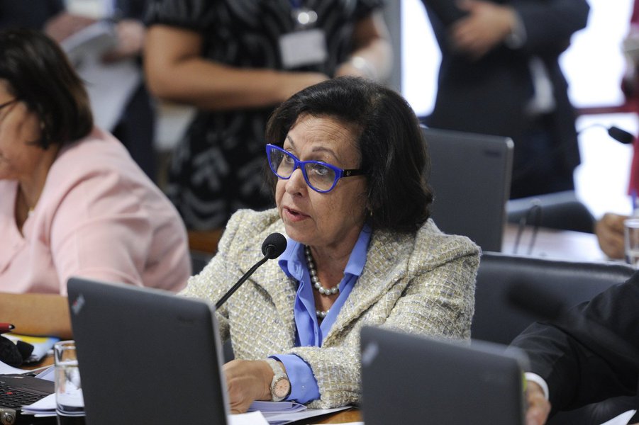 A senadora baiana Lídice da Mata (PSB) criticou nesta terça-feira, em audiência na Comissão de Assuntos Econômicos do Senado, o relatório produzido para a reforma trabalhista; "Eu não posso deixar de dizer que para mim esse relatório foi uma surpresa. pois não relata nada, me perdoem", afirmou a socialista; o documento mencionado por Lídice faculta ao presidente da República mudanças que os próprios senadores poderiam ter feito e que dificilmente ele fará. Lídice diz ainda que o relatório do Senado é muito parecido com o "monstro" enviado pela (Foto: Romulo Faro) A senadora baiana Lídice da Mata (PSB) criticou nesta terça-feira, em audiência na Comissão de Assuntos Econômicos do Senado, o relatório produzido para a reforma trabalhista; "Eu não posso deixar de dizer que para mim esse relatório foi uma surpresa. pois não relata nada, me perdoem", afirmou a socialista; o documento mencionado por Lídice faculta ao presidente da República mudanças que os próprios senadores poderiam ter feito e que dificilmente ele fará. Lídice diz ainda que o relatório do Senado é muito parecido com o "monstro" enviado pela