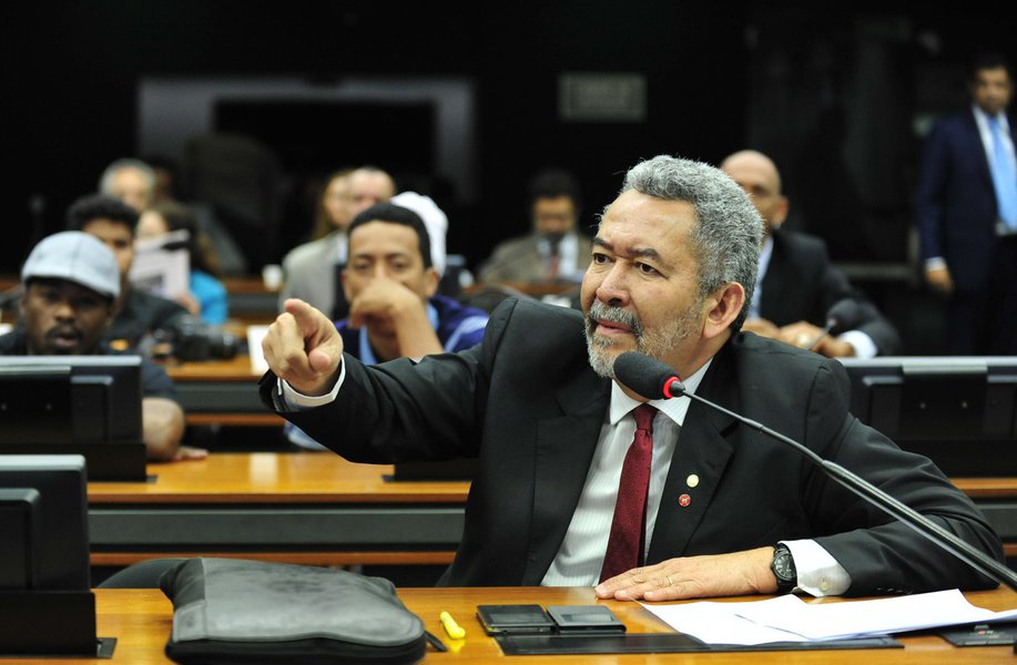 Em debate na Câmara, o deputado federal Paulão (PT-AL) condenou as reformas do governo Michel Temer e chamou a atenção para um problema que tende a recrudescer no País, a partir da terceirização, que são os acidentes de trabalho; segundo ele, as mortes no trabalho representam faceta mais terrível da terceirização e que dados estatísticos comprovam que os trabalhadores terceirizados estão muitos mais sujeitos a infortúnios do que os contratados diretamente; Paulão mostrou que de cada 10 acidentes de trabalho, 8 acontecem com terceirizados e de cada 5 mortes por acidente de trabalho, 4 são de terceirizados (Foto: Voney Malta) Em debate na Câmara, o deputado federal Paulão (PT-AL) condenou as reformas do governo Michel Temer e chamou a atenção para um problema que tende a recrudescer no País, a partir da terceirização, que são os acidentes de trabalho; segundo ele, as mortes no trabalho representam faceta mais terrível da terceirização e que dados estatísticos comprovam que os trabalhadores terceirizados estão muitos mais sujeitos a infortúnios do que os contratados diretamente; Paulão mostrou que de cada 10 acidentes de trabalho, 8 acontecem com terceirizados e de cada 5 mortes por acidente de trabalho, 4 são de terceirizados