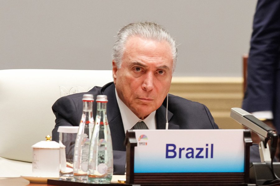 É com tristeza e desesperança que a maioria absoluta do apático povo brasileiro, com a omissão de suas forças armadas, comunica o falecimento do Estado Nacional Brasileiro (Brasil) (Foto: Pedro Augusto Pinho) É com tristeza e desesperança que a maioria absoluta do apático povo brasileiro, com a omissão de suas forças armadas, comunica o falecimento do Estado Nacional Brasileiro (Brasil)