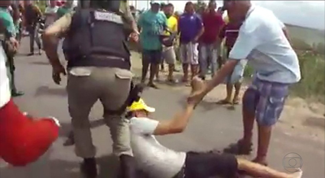 O juiz Ícaro Nobre Fonseca determinou o afastamento do policiamento ostensivo de dois policiais militares acusados de homicídio e tortura de Edvaldo da Silva Alves, de 19 anos, atingido à queima-roupa com uma bala de borracha em uma manifestação pela paz no município de Itambé, interior de Pernambuco, em março deste ano; outras medidas solicitadas pelo Ministério Público de Pernambuco foram negadas, como o recolhimento domiciliar noturno dos réus (Foto: Leonardo Lucena) O juiz Ícaro Nobre Fonseca determinou o afastamento do policiamento ostensivo de dois policiais militares acusados de homicídio e tortura de Edvaldo da Silva Alves, de 19 anos, atingido à queima-roupa com uma bala de borracha em uma manifestação pela paz no município de Itambé, interior de Pernambuco, em março deste ano; outras medidas solicitadas pelo Ministério Público de Pernambuco foram negadas, como o recolhimento domiciliar noturno dos réus