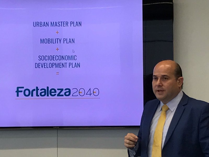 O prefeito de Fortaleza, Roberto Cláudio (PDT), viajou nesta segunda-feira (28), para em Pequim, na China, onde cumprirá uma intensa agenda de atividades, entre elas, reuniões com empresários chineses, participação em um seminário promovido pela Fundação Getúlio Vargas e a Universidade de Pequim e reunião com representantes dos Brics. O projeto de desenvolvimento Fortaleza 2040 está nas prioridades do prefeito na busca de parcerias e financiamento, na China (Foto: Fatima 247) O prefeito de Fortaleza, Roberto Cláudio (PDT), viajou nesta segunda-feira (28), para em Pequim, na China, onde cumprirá uma intensa agenda de atividades, entre elas, reuniões com empresários chineses, participação em um seminário promovido pela Fundação Getúlio Vargas e a Universidade de Pequim e reunião com representantes dos Brics. O projeto de desenvolvimento Fortaleza 2040 está nas prioridades do prefeito na busca de parcerias e financiamento, na China