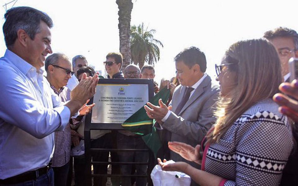 O governador Wellington Dias e o prefeito de Teresina, Firmino Filho, participaram da inauguração da terceira ponte Juscelino Kubitschek e da praça Francisco das Araújo Chagas Júnior, localizada em baixo da ponte; "Temos um trabalho conjunto. Aqui destaco a ponte Wall Ferraz. A Prefeitura também entregou a avenida ao lado do Albertão e agora estamos avançando com o elevado da Miguel Rosa. São ações que vão permitindo que as pessoas percam menos tempo em seu deslocamento, principalmente aquelas que andam de ônibus e precisam cruzar a cidade todos os dias", disse Wellington (Foto: Leonardo Lucena) O governador Wellington Dias e o prefeito de Teresina, Firmino Filho, participaram da inauguração da terceira ponte Juscelino Kubitschek e da praça Francisco das Araújo Chagas Júnior, localizada em baixo da ponte; "Temos um trabalho conjunto. Aqui destaco a ponte Wall Ferraz. A Prefeitura também entregou a avenida ao lado do Albertão e agora estamos avançando com o elevado da Miguel Rosa. São ações que vão permitindo que as pessoas percam menos tempo em seu deslocamento, principalmente aquelas que andam de ônibus e precisam cruzar a cidade todos os dias", disse Wellington