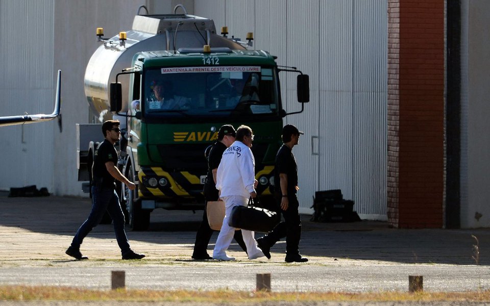 Ex-ministro Geddel Vieira Lima, preso na semana passada pela Polícia Federal e lavado para o presídio da Papuda, em Brasília,, deverá pedir o seu afastamento do PMDB nesta quarta-feira (13); tendência da cúpula da legenda é aceitar o pedido de afastamento na mesma data; Geddel é o primeiro-secretário da direção nacional do PMDB e da presidência do partido na Bahia; afastamento é uma estratégia para tentar minimizar a crise aberta pela prisão do ex-ministro e blindar Michel Temer, de quem Geddel era um dos colaboradores mais próximos (Foto: Paulo Emílio) Ex-ministro Geddel Vieira Lima, preso na semana passada pela Polícia Federal e lavado para o presídio da Papuda, em Brasília,, deverá pedir o seu afastamento do PMDB nesta quarta-feira (13); tendência da cúpula da legenda é aceitar o pedido de afastamento na mesma data; Geddel é o primeiro-secretário da direção nacional do PMDB e da presidência do partido na Bahia; afastamento é uma estratégia para tentar minimizar a crise aberta pela prisão do ex-ministro e blindar Michel Temer, de quem Geddel era um dos colaboradores mais próximos