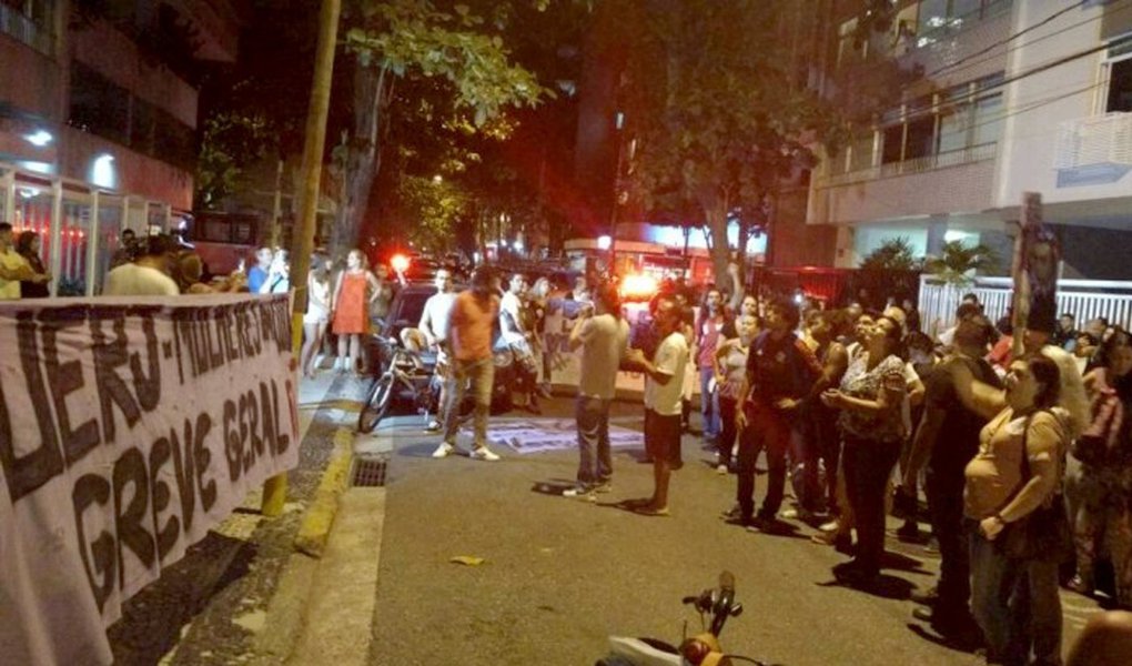 Servidores e funcionários da Universidade Estadual do Rio de Janeiro (Uerj) realizaram um protesto na noite desta terça-feira, na Rua Rainha Guilhermina,no Leblon, onde mora o governador Luiz Fernando Pezão (PMDB), e seguiu para a Rua Aristides Espínola, onde o ex-governador Sérgio Cabral tem um apartamento (Foto: Aquiles Lins) Servidores e funcionários da Universidade Estadual do Rio de Janeiro (Uerj) realizaram um protesto na noite desta terça-feira, na Rua Rainha Guilhermina,no Leblon, onde mora o governador Luiz Fernando Pezão (PMDB), e seguiu para a Rua Aristides Espínola, onde o ex-governador Sérgio Cabral tem um apartamento