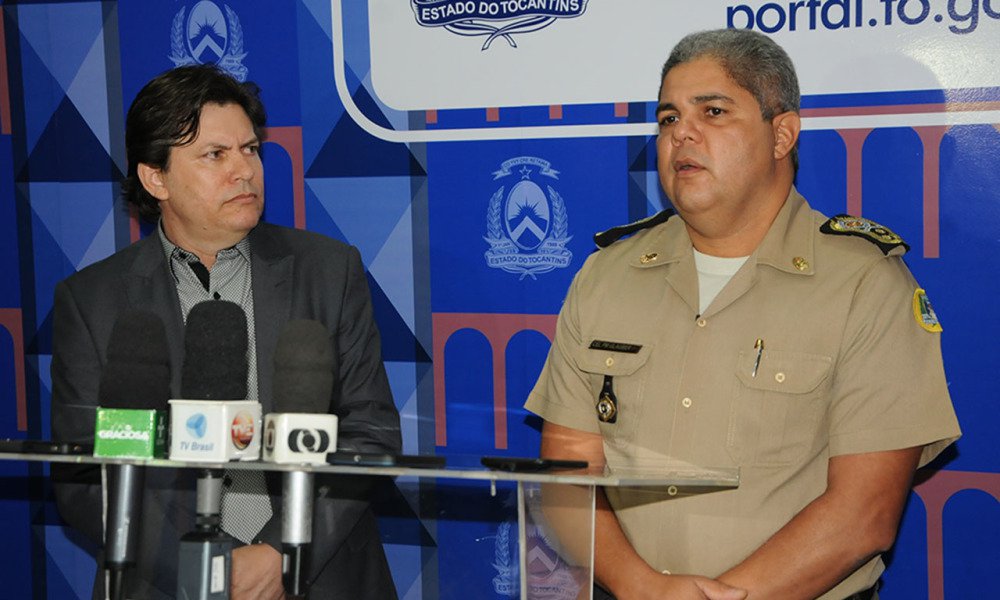 A declaração é do sub-secretário de Estado da Segurança Pública, Abzair Paniago; ele e o comandante-geral da PM-TO, coronel Glauber de Oliveira Santos, negaram haver um suposto desentendimento entre unidades das duas corporações na cidade de Paraíso do Tocantins; Paniago informou que o cumprimento de um mandado judicial contra dois militares, na cidade, está sob sigilo de justiça e, portanto, não poderia falar nada a respeito; mas ressaltou que não existe nenhuma disputa ou desentendimento entre as polícias Civil e Militar do estado (Foto: Leonardo Lucena) A declaração é do sub-secretário de Estado da Segurança Pública, Abzair Paniago; ele e o comandante-geral da PM-TO, coronel Glauber de Oliveira Santos, negaram haver um suposto desentendimento entre unidades das duas corporações na cidade de Paraíso do Tocantins; Paniago informou que o cumprimento de um mandado judicial contra dois militares, na cidade, está sob sigilo de justiça e, portanto, não poderia falar nada a respeito; mas ressaltou que não existe nenhuma disputa ou desentendimento entre as polícias Civil e Militar do estado