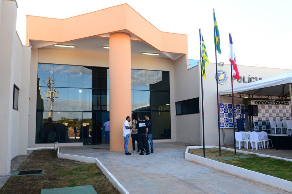 As obras de construção ou reforma e ampliação de três Núcleos Regionais da Polícia Técnico-Científica (PTC) nos municípios de Catalão, Goianésia e Rio Verde estão previstas no pacote de obras do Programa Goiás na Frente, do Governo de Goiás; os orçamentos estão estimados em R$ 10,5 milhões do Tesouro Estadual, conforme consta no Plano de Investimentos da Secretaria de Segurança Pública e Administração Penitenciária (SSPAP); programa prevê investimento de R$ 9 bilhões para os próximos dois anos no estado (Foto: Leonardo Lucena) As obras de construção ou reforma e ampliação de três Núcleos Regionais da Polícia Técnico-Científica (PTC) nos municípios de Catalão, Goianésia e Rio Verde estão previstas no pacote de obras do Programa Goiás na Frente, do Governo de Goiás; os orçamentos estão estimados em R$ 10,5 milhões do Tesouro Estadual, conforme consta no Plano de Investimentos da Secretaria de Segurança Pública e Administração Penitenciária (SSPAP); programa prevê investimento de R$ 9 bilhões para os próximos dois anos no estado