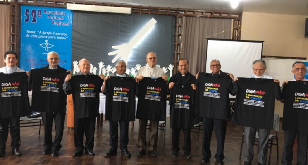 Inspirados pelo profetismo do criador da CNBB, dom Helder Camara, os bispos que compõem o Regional NE2 da CNBB, formado pelas províncias eclesiásticas de Pernambuco, Alagoas, Paraíba e Rio Grande do Norte expressaram seu posicionamento contrário à privatização da Companhia Hidro Elétrica do São Francisco (Chesf); reunidos na cidade paraibana de Lagoa Seca, para participar da 52ª Assembleia Pastoral do Regional NE2 da CNBB, os bispos e arcebispos presentes ao encontro entendem que a privatização da Chesf causará um grande impacto, afetando especialmente as populações ribeirinhas, agricultores familiares e ao meio-ambiente (Foto: José Barbacena) Inspirados pelo profetismo do criador da CNBB, dom Helder Camara, os bispos que compõem o Regional NE2 da CNBB, formado pelas províncias eclesiásticas de Pernambuco, Alagoas, Paraíba e Rio Grande do Norte expressaram seu posicionamento contrário à privatização da Companhia Hidro Elétrica do São Francisco (Chesf); reunidos na cidade paraibana de Lagoa Seca, para participar da 52ª Assembleia Pastoral do Regional NE2 da CNBB, os bispos e arcebispos presentes ao encontro entendem que a privatização da Chesf causará um grande impacto, afetando especialmente as populações ribeirinhas, agricultores familiares e ao meio-ambiente