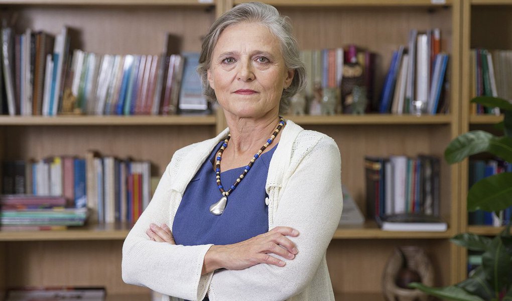 Em campanha na sucessão do PGR Rodrigo Janot, a paranaense Ela Wiecko Wolkmer de Castilho afirma na primeira parte de sua entrevista a Paulo Moreira Leite, articulista do 247, que pretende "trazer um ponto de vista diferente na condução da política institucional do Ministério Público, o ponto de vista de mulheres e de homens que se preocupam com a desigualdade material, com a discriminação e a violência decorrente das divisões e hierarquias que estruturam a sociedade brasileira"; liderança reconhecida entre os pares – desde 2001 seu nome sempre foi incluído na lista tríplice levada para exame da Presidência da República – no depoimento Ela Wiecko debate questões duras sobre a atuação do Ministério Público, inclusive na Lava Jato (Foto: Paulo Moreira Leite) Em campanha na sucessão do PGR Rodrigo Janot, a paranaense Ela Wiecko Wolkmer de Castilho afirma na primeira parte de sua entrevista a Paulo Moreira Leite, articulista do 247, que pretende "trazer um ponto de vista diferente na condução da política institucional do Ministério Público, o ponto de vista de mulheres e de homens que se preocupam com a desigualdade material, com a discriminação e a violência decorrente das divisões e hierarquias que estruturam a sociedade brasileira"; liderança reconhecida entre os pares – desde 2001 seu nome sempre foi incluído na lista tríplice levada para exame da Presidência da República – no depoimento Ela Wiecko debate questões duras sobre a atuação do Ministério Público, inclusive na Lava Jato