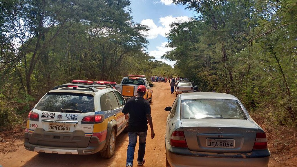Integrantes do acampamento Alvimar Ribeiro foram recebidos a tiros por pistoleiros na sede da Fazenda Norte América, em Capitão Eneias-MG, neste domingo; os militantes do MST se dirigiam para uma reunião, por volta de 7h30 da manhã, chamada pelo administrador da Fazenda, quando foram surpreendidos por vários jagunços; feridos relataram que o próprio latifundiário estava dirigindo sua Hilux enquanto os pistoleiros atiravam continuamente de cima da carroceria (Foto: José Barbacena) Integrantes do acampamento Alvimar Ribeiro foram recebidos a tiros por pistoleiros na sede da Fazenda Norte América, em Capitão Eneias-MG, neste domingo; os militantes do MST se dirigiam para uma reunião, por volta de 7h30 da manhã, chamada pelo administrador da Fazenda, quando foram surpreendidos por vários jagunços; feridos relataram que o próprio latifundiário estava dirigindo sua Hilux enquanto os pistoleiros atiravam continuamente de cima da carroceria