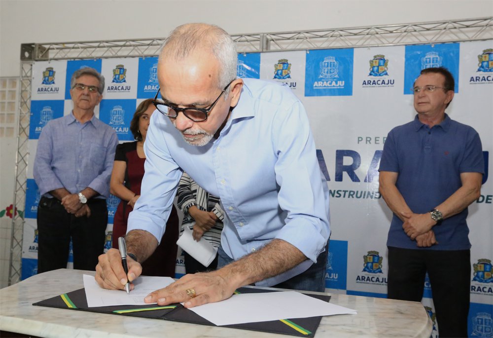 O prefeito de Aracaju, Edvaldo Nogueira (PCdoB) amplia para 53 escolas o programa que monitora as condições de saúde dos alunos municipais da capital sergipana; numa parceria entre as secretarias de Educação e Saúde, o programa medirá níveis de vacinação, obesidade infantil, saúde bucal e auditiva e terá ações para promover alimentação saudável, dentre outras iniciativas de saúde (Foto: Charles Nisz) O prefeito de Aracaju, Edvaldo Nogueira (PCdoB) amplia para 53 escolas o programa que monitora as condições de saúde dos alunos municipais da capital sergipana; numa parceria entre as secretarias de Educação e Saúde, o programa medirá níveis de vacinação, obesidade infantil, saúde bucal e auditiva e terá ações para promover alimentação saudável, dentre outras iniciativas de saúde