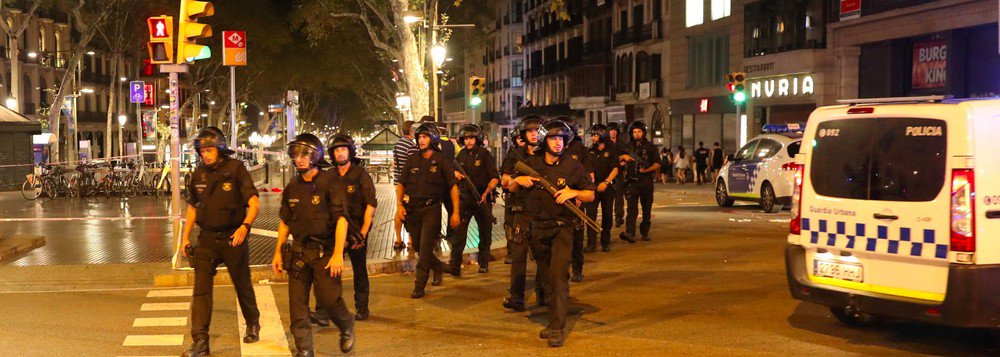 Os recentes ataques terroristas praticados na Catalunha não irão afetar o plano da região de realizar um referendo sobre sua independência da Espanha, afirmou o presidente da região, Carles Puigdemont; segundo ele, os ataques terroristas não devem ser confundidos com as questões "prioritárias" do público catalão, como o voto sobre a independência; em Barcelona e Cambrils, terroristas usaram carros para atacar multidões, deixando um saldo de 15 mortos e mais de 130 pessoas feridas
(Foto: Leonardo Lucena)
Os recentes ataques terroristas praticados na Catalunha não irão afetar o plano da região de realizar um referendo sobre sua independência da Espanha, afirmou o presidente da região, Carles Puigdemont; segundo ele, os ataques terroristas não devem ser confundidos com as questões "prioritárias" do público catalão, como o voto sobre a independência; em Barcelona e Cambrils, terroristas usaram carros para atacar multidões, deixando um saldo de 15 mortos e mais de 130 pessoas feridas