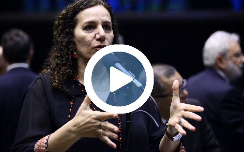 Deputada federal Jandira Feghali (PCdoB-RJ) fez um discurso duro contra o pacote de privatizações do governo Temer; "Eles querem vender o sistema elétrico brasileiro pelo mesmo valor que fizeram de renúncia ao latifúndio, aos donos de terra, a compra de votos neste plenário e renúncias fiscais que fizeram neste período de um ano", destacou; ela também criticou os parlamentares que assistiam a um jogo de futebol no plenário enquanto ela discursava; "Aqui vocês debatem o Brasil de costas, vendo jogo de futebol lá atrás. Enquanto arrebentam com o destino da população"; assista (Foto: Gisele Federicce) Deputada federal Jandira Feghali (PCdoB-RJ) fez um discurso duro contra o pacote de privatizações do governo Temer; "Eles querem vender o sistema elétrico brasileiro pelo mesmo valor que fizeram de renúncia ao latifúndio, aos donos de terra, a compra de votos neste plenário e renúncias fiscais que fizeram neste período de um ano", destacou; ela também criticou os parlamentares que assistiam a um jogo de futebol no plenário enquanto ela discursava; "Aqui vocês debatem o Brasil de costas, vendo jogo de futebol lá atrás. Enquanto arrebentam com o destino da população"; assista