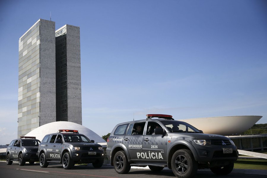 Bancada do PT na Câmara dos Deputados repudia o forte aparato policial e militar montado nesta terça-feira, 9, dentro e fora do Congresso Nacional; "Praça de guerra foi montada para evitar a presença da população na chamada 'Casa do Povo', num dia crucial em que a Comissão Especial que analisa a desastrosa reforma da Previdência prepara-se para votar medidas que virtualmente põem fim à aposentadoria do trabalhador", diz a bancada liderada pelo deputado Carlos Zarattini (SP) (Foto: Aquiles Lins) Bancada do PT na Câmara dos Deputados repudia o forte aparato policial e militar montado nesta terça-feira, 9, dentro e fora do Congresso Nacional; "Praça de guerra foi montada para evitar a presença da população na chamada 'Casa do Povo', num dia crucial em que a Comissão Especial que analisa a desastrosa reforma da Previdência prepara-se para votar medidas que virtualmente põem fim à aposentadoria do trabalhador", diz a bancada liderada pelo deputado Carlos Zarattini (SP)