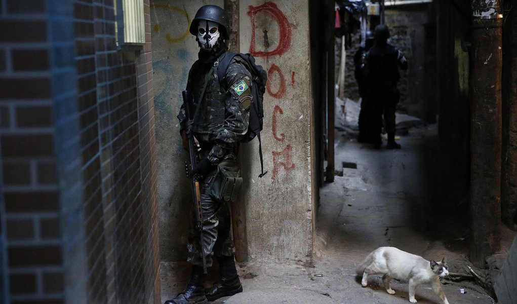 As buscas das tropas federais pelo traficante Rogério 157 tem incomodado os moradores da comunidade da Rocinha, que denunciam os abusos durante revistas, maus-tratos, desacatos e até arrombamentos de portas; a União Pró-Melhoramentos dos Moradores da Rocinha (UPMMR) convocou para esta terça-feira (26) uma reunião na quadra esportiva da localidade para debater o assunto (Foto: Charles Nisz) As buscas das tropas federais pelo traficante Rogério 157 tem incomodado os moradores da comunidade da Rocinha, que denunciam os abusos durante revistas, maus-tratos, desacatos e até arrombamentos de portas; a União Pró-Melhoramentos dos Moradores da Rocinha (UPMMR) convocou para esta terça-feira (26) uma reunião na quadra esportiva da localidade para debater o assunto