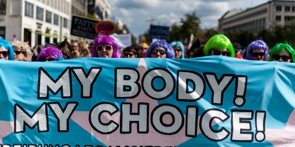 Na França e em vários países europeus, uma série de manifestações acontecem nesta quinta-feira (28) para defender o "direito fundamental" ao aborto para todas as mulheres do mundo, ainda "negado" ou "muito restrito" em alguns países, segundo advertem as associações organizadoras; protestos acontecem um dia após um estudo da OMS afirmar que cerca da metade dos abortos realizados no mundo não respeita as condições necessárias de segurança para a mãe (Foto: Aquiles Lins) Na França e em vários países europeus, uma série de manifestações acontecem nesta quinta-feira (28) para defender o "direito fundamental" ao aborto para todas as mulheres do mundo, ainda "negado" ou "muito restrito" em alguns países, segundo advertem as associações organizadoras; protestos acontecem um dia após um estudo da OMS afirmar que cerca da metade dos abortos realizados no mundo não respeita as condições necessárias de segurança para a mãe
