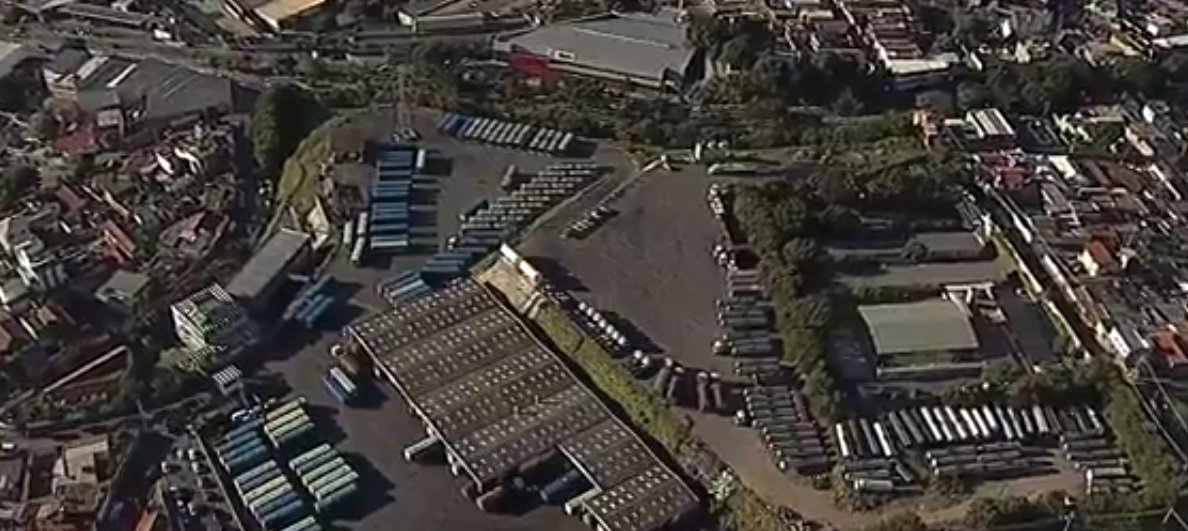 Trabalhadores de uma empresa de ônibus pararam as atividades em Belo Horizonte; de acordo com o Sindicato dos Trabalhadores em Transportes Rodoviários de Belo Horizonte e Região Metropolitana (STTR-BH), os funcionários reclamam de uma mudança no tíquete-alimentação da Empresa de Transporte e Trânsito de Belo Horizonte (BHTrans); foto: garagem da empresa (Foto: Leonardo Lucena) Trabalhadores de uma empresa de ônibus pararam as atividades em Belo Horizonte; de acordo com o Sindicato dos Trabalhadores em Transportes Rodoviários de Belo Horizonte e Região Metropolitana (STTR-BH), os funcionários reclamam de uma mudança no tíquete-alimentação da Empresa de Transporte e Trânsito de Belo Horizonte (BHTrans); foto: garagem da empresa