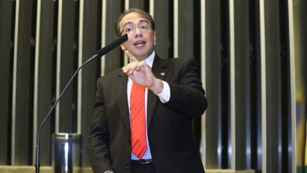 O goiano Eduardo Machado, presidente afastado do PHS, se vê mais uma vez em polêmica; ele teria usado R$ 486 mil do Fundo Partidário para comprar os três carros que usa, inclusive para ir à sua fazenda; a empresa da qual ele comprou a caminhonete e os dois sedãs de luxo tem como sócios a mãe e quatro tios de Machado; Eduardo Machado já havia virado notícia nacional neste mês; reportagem do Bom Dia, Brasil mostrou que ele usou dinheiro público do Fundo Partidário para contratar uma banda de rock para animar uma festa do partido, além de seis barris de chope (Foto: José Barbacena) O goiano Eduardo Machado, presidente afastado do PHS, se vê mais uma vez em polêmica; ele teria usado R$ 486 mil do Fundo Partidário para comprar os três carros que usa, inclusive para ir à sua fazenda; a empresa da qual ele comprou a caminhonete e os dois sedãs de luxo tem como sócios a mãe e quatro tios de Machado; Eduardo Machado já havia virado notícia nacional neste mês; reportagem do Bom Dia, Brasil mostrou que ele usou dinheiro público do Fundo Partidário para contratar uma banda de rock para animar uma festa do partido, além de seis barris de chope