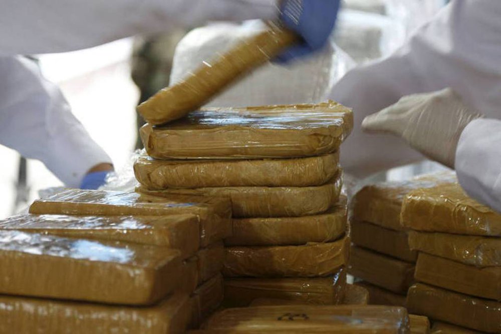 A Polícia Federal (PF) realizou na noite de ontem (6) a maior apreensão de cocaína já feita no Aeroporto Internacional Antônio Carlos Jobim, também conhecido como Galeão; ao todo, foram apreedidos 250 quilos da droga, e quatro pessoas foram presas; os presos são brasileiros e foram indiciados por tráfico internacional de drogas, cuja pena pode chegar a 25 anos de reclusão; segundo a PF, durante fiscalização de rotina no saguão, agentes identificaram movimentação suspeita por parte de um homem que se dirigia ao balcão de uma companhia aérea, e passaram a acompanha-lo à distância (Foto: Romulo Faro) A Polícia Federal (PF) realizou na noite de ontem (6) a maior apreensão de cocaína já feita no Aeroporto Internacional Antônio Carlos Jobim, também conhecido como Galeão; ao todo, foram apreedidos 250 quilos da droga, e quatro pessoas foram presas; os presos são brasileiros e foram indiciados por tráfico internacional de drogas, cuja pena pode chegar a 25 anos de reclusão; segundo a PF, durante fiscalização de rotina no saguão, agentes identificaram movimentação suspeita por parte de um homem que se dirigia ao balcão de uma companhia aérea, e passaram a acompanha-lo à distância