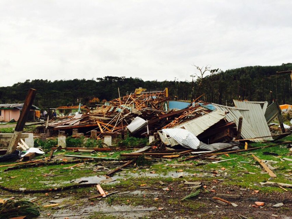 Quatro pessoas morreram (em Caraá, Caxias do Sul, Jaboticaba e Liberato Salzano) vítimas das adversidades climáticas dos últimos dias no estado; até o momento são 73 os municípios em estado de emergência e 159 os atingidos pelas chuvas, cheias dos rios e ventos fortes (Foto: Leonardo Lucena) Quatro pessoas morreram (em Caraá, Caxias do Sul, Jaboticaba e Liberato Salzano) vítimas das adversidades climáticas dos últimos dias no estado; até o momento são 73 os municípios em estado de emergência e 159 os atingidos pelas chuvas, cheias dos rios e ventos fortes