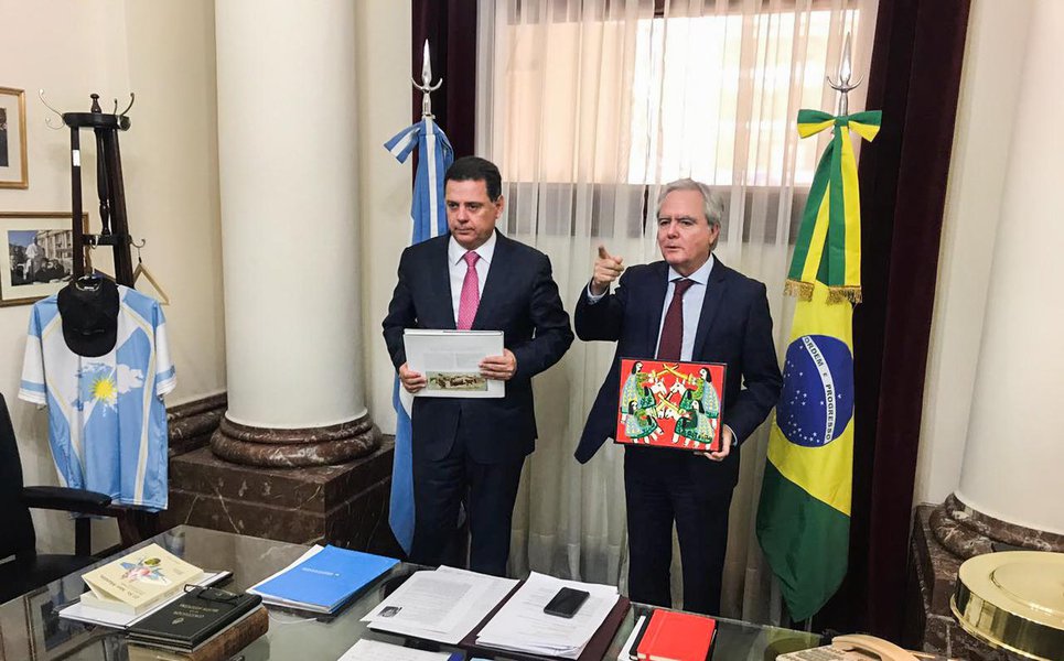 Na intensa agenda da missão comercial ao Cone Sul, o governador Marconi Perillo foi recebido nesta terça-feira (12), em Buenos Aires, pelo presidente do Senado da Argentina, Francisco Pinedo; Pinedo e Marconi fizeram uma avaliação do momento político e econômico vivido pelos países sulamericanos e os esforços de seus países para garantir a retomada do crescimento; governador falou sobre as medidas adotadas em Goiás para a superação dos efeitos da crise econômica brasileira e fez um relato sobre as oportunidades de negócios entre empresários argentinos e goianos (Foto: José Barbacena) Na intensa agenda da missão comercial ao Cone Sul, o governador Marconi Perillo foi recebido nesta terça-feira (12), em Buenos Aires, pelo presidente do Senado da Argentina, Francisco Pinedo; Pinedo e Marconi fizeram uma avaliação do momento político e econômico vivido pelos países sulamericanos e os esforços de seus países para garantir a retomada do crescimento; governador falou sobre as medidas adotadas em Goiás para a superação dos efeitos da crise econômica brasileira e fez um relato sobre as oportunidades de negócios entre empresários argentinos e goianos