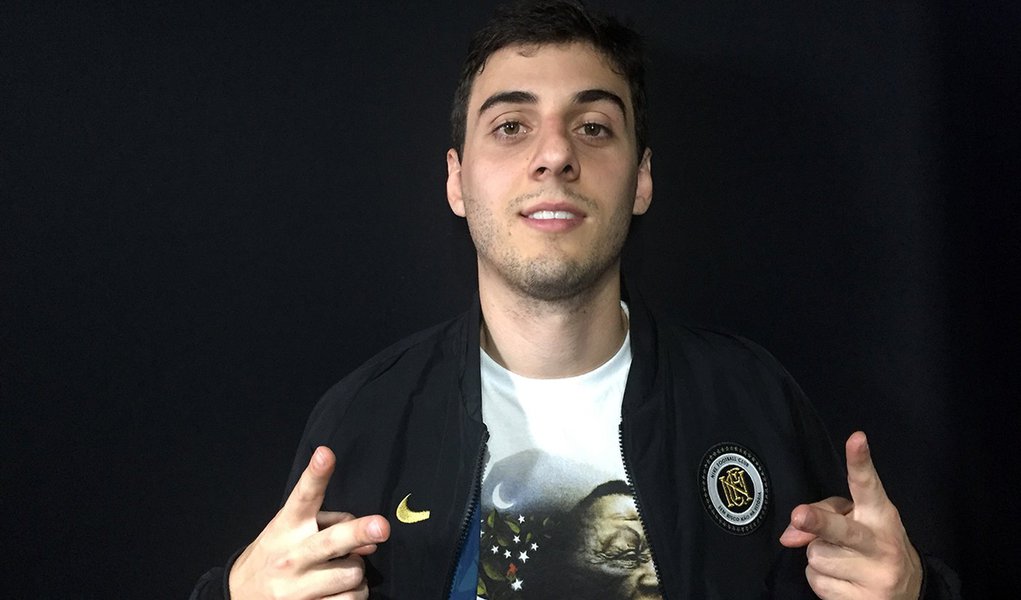 "O rap moldou minhas consciência social. Quando eu escutava Racionais era como conhecer a história do Brasil que não é relatada nos livros da escola, narrada pelos próprios personagens", disse o artista em entrevista à TV 247; as palavras ganham mais força por conta da origem social de Brazza, um branco de classe média alta; "Quando ouvi rap pela primeira vez minha ficha caiu. As letras, com histórias de conflitos sociais e raciais, me aproximaram de uma realidade que um garoto da minha origem jamais teria contato. A minha forma de agradecer a tudo isso é fazendo também rap, é entrando junto na luta junto com os caras. Sou a favor de todos os programas que tenham como objetivo diminuir as diferenças entre brancos e negros, entre ricos e pobres", defende; assista (Foto: Gisele Federicce) "O rap moldou minhas consciência social. Quando eu escutava Racionais era como conhecer a história do Brasil que não é relatada nos livros da escola, narrada pelos próprios personagens", disse o artista em entrevista à TV 247; as palavras ganham mais força por conta da origem social de Brazza, um branco de classe média alta; "Quando ouvi rap pela primeira vez minha ficha caiu. As letras, com histórias de conflitos sociais e raciais, me aproximaram de uma realidade que um garoto da minha origem jamais teria contato. A minha forma de agradecer a tudo isso é fazendo também rap, é entrando junto na luta junto com os caras. Sou a favor de todos os programas que tenham como objetivo diminuir as diferenças entre brancos e negros, entre ricos e pobres", defende; assista