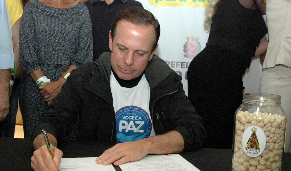 O prefeito de São Paulo, João Doria Júnior, do PSDB, conseguiu se autodestruir nas redes sociais; os motivos são sua proposta de ração humana para pobres e estudantes de escolas públicas, a defesa da portaria do trabalho escravo e o apoio a Michel Temer (Foto: Leonardo Attuch) O prefeito de São Paulo, João Doria Júnior, do PSDB, conseguiu se autodestruir nas redes sociais; os motivos são sua proposta de ração humana para pobres e estudantes de escolas públicas, a defesa da portaria do trabalho escravo e o apoio a Michel Temer