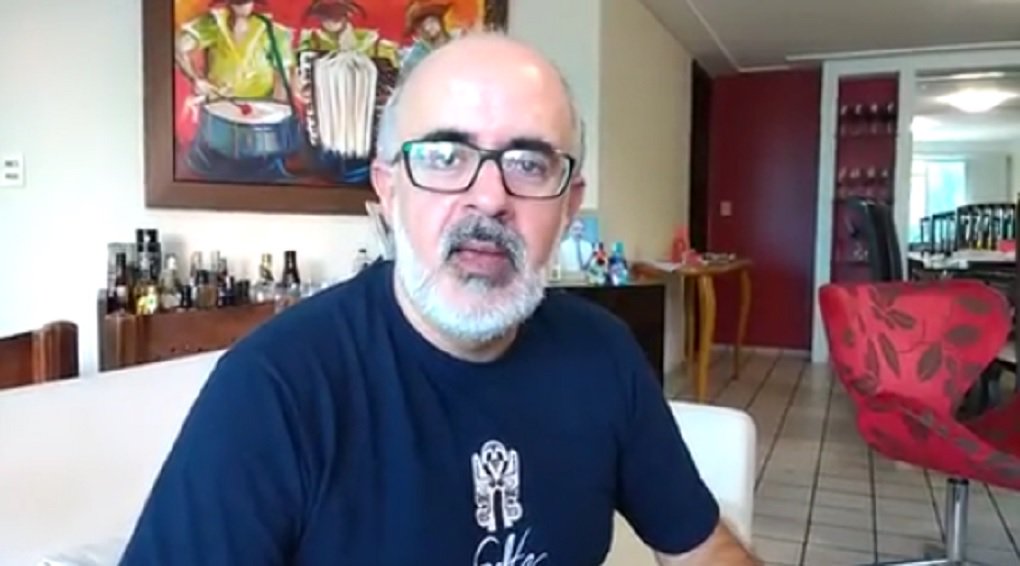 Em seu mais recente vídeo, o médico Alexandre Motta Câmara, que atua em Natal (RN), fala sobre a seletividade do Judiciário brasileiro; "Dentro do TSE parece que existe um consenso para condenar Dilma e absolver Temer como se a chapa fosse divisível. E o mais curioso: Temer indicou um dos ministros; Alexandre lembra que o ministro Gilmar Mendes tem se confraternizado e encontrado com Temer fora dos tribunais; "Minha pergunta: 'O julgador pode se reunir com o quem será julgado, de maneira casual e corriqueira. No Brasil, pelo visto, pode" (Foto: José Barbacena) Em seu mais recente vídeo, o médico Alexandre Motta Câmara, que atua em Natal (RN), fala sobre a seletividade do Judiciário brasileiro; "Dentro do TSE parece que existe um consenso para condenar Dilma e absolver Temer como se a chapa fosse divisível. E o mais curioso: Temer indicou um dos ministros; Alexandre lembra que o ministro Gilmar Mendes tem se confraternizado e encontrado com Temer fora dos tribunais; "Minha pergunta: 'O julgador pode se reunir com o quem será julgado, de maneira casual e corriqueira. No Brasil, pelo visto, pode"
